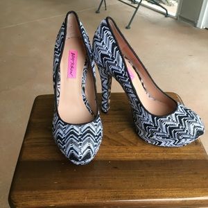Betsy Johnson 8.5 NWOT Chevron Black & White Heels